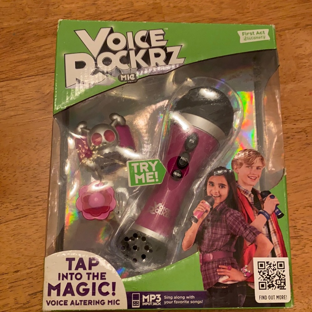 First Act Discovery Voice Rocket Mic voice altering microphone with accessories